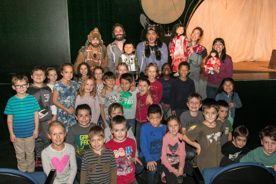 Théâtre de la Ville groupes d'enfants en compagnie des artistes du spectacle Sentier des Rêves